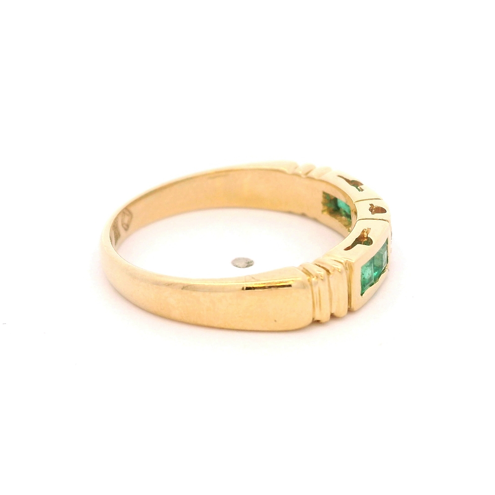 Anillo de Oro Amarillo 18K Cintillo con Esmeraldas y Diamante