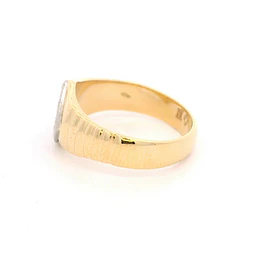 Anillo de Oro Amarillo y Blanco 18K Sello Rombo con Diamantes
