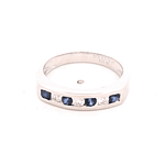 Anillo de Oro Blanco 18K Cintillo con Diamantes y Piedras Azules