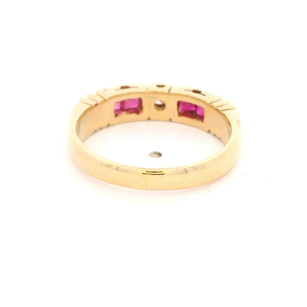 Anillo de Oro Amarillo 18K Cintillo con Rubíes y Diamante
