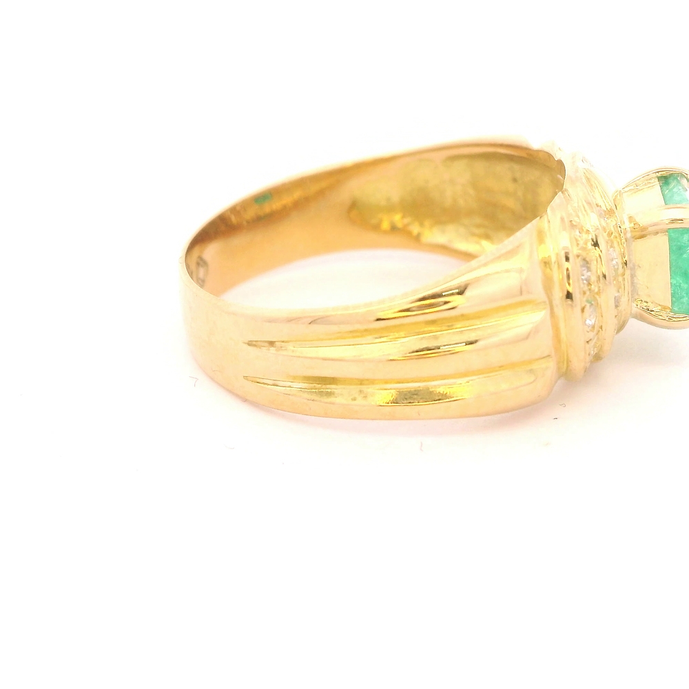 Anillo de Oro Amarillo 18K Solitario Bombé con Esmeralda y Diamantes