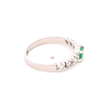 Anillo de Oro Blanco 18K Solitario Pavé Rodinado con Diamantes y Piedra Verde