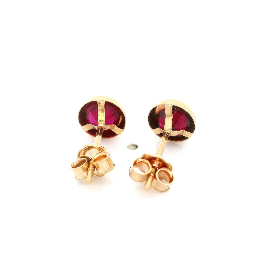 Aros De Oro Amarillo 18K Punto De Luz Fucsia 