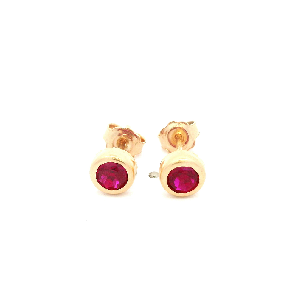 Aros De Oro Amarillo 18K Punto De Luz Fucsia
