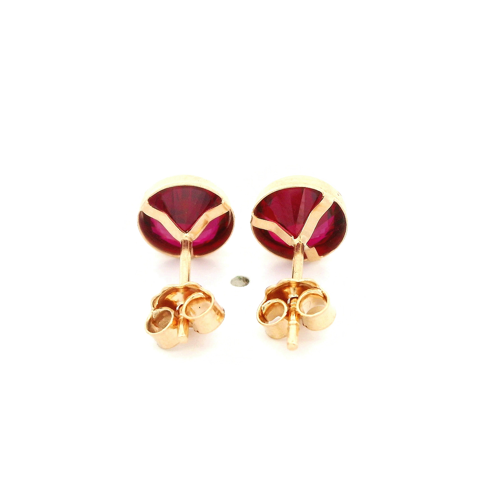 Aros De Oro Amarillo 18K Punto De Luz Fucsia