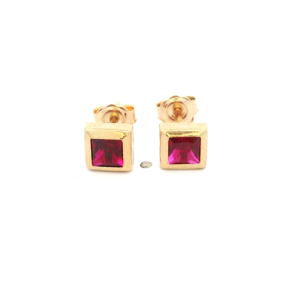 Aros De Oro Amarillo 18K Cuadrado Fucsia