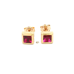 Aros De Oro Amarillo 18K Cuadrado Fucsia