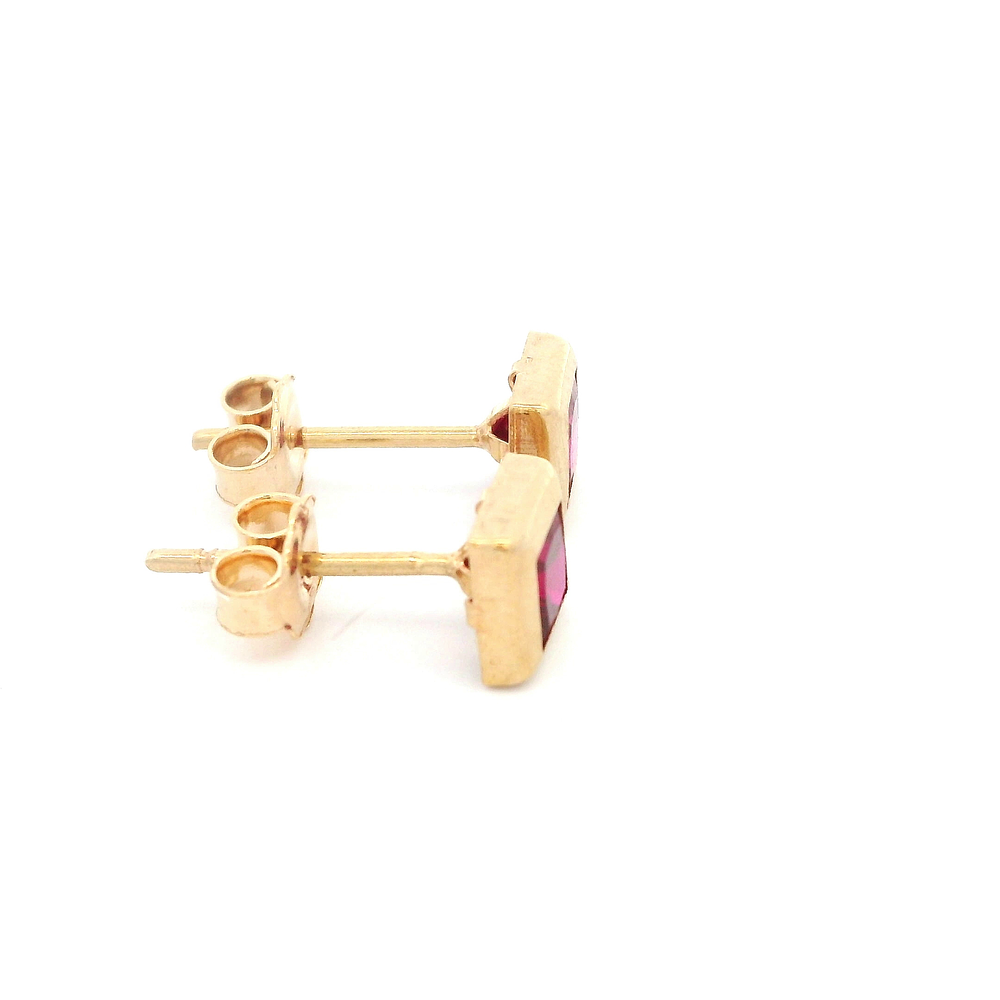 Aros De Oro Amarillo 18K Cuadrado Fucsia