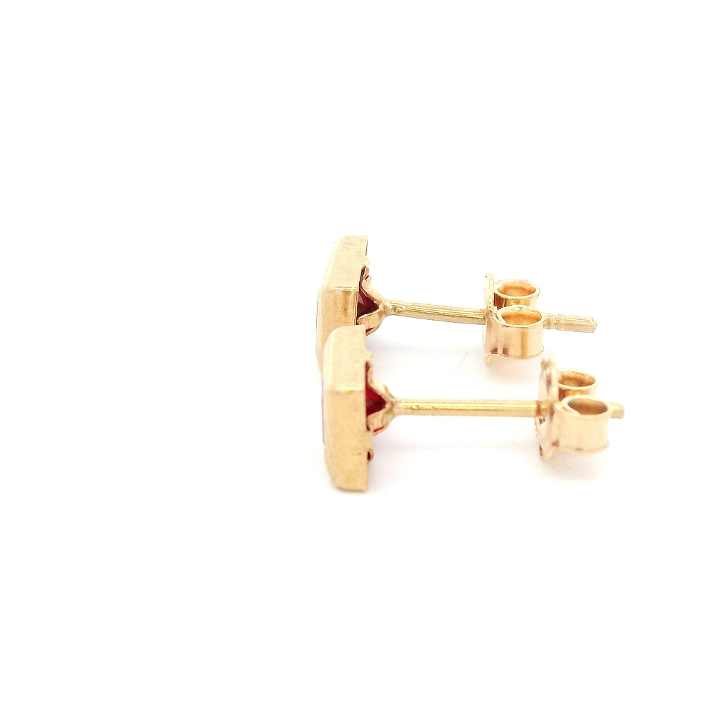 Aros De Oro Amarillo 18K Cuadrado Fucsia