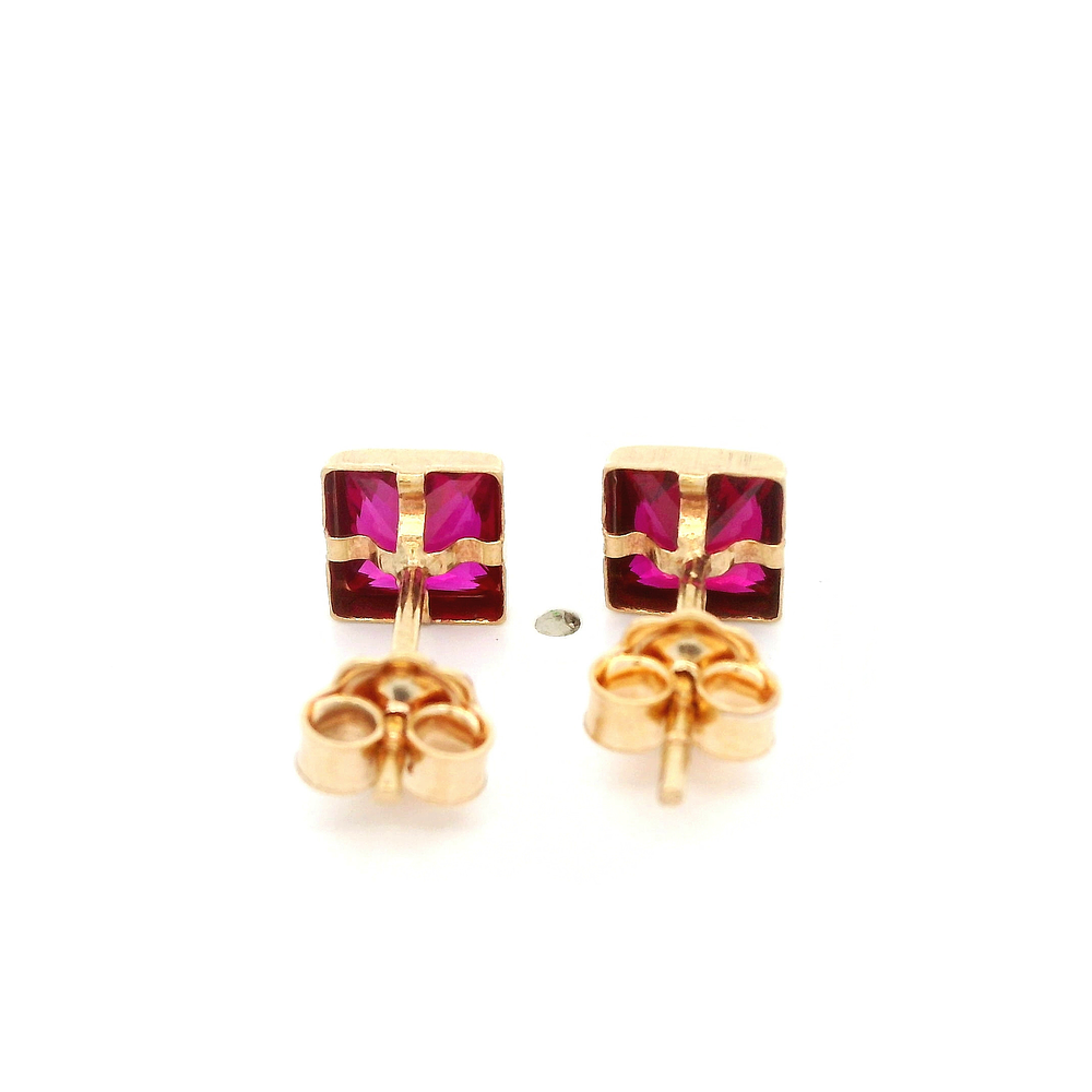 Aros De Oro Amarillo 18K Cuadrado Fucsia