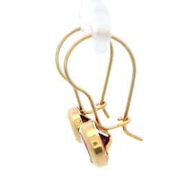 Aros De Oro Amarillo 18K Punto De Luz Fucsia