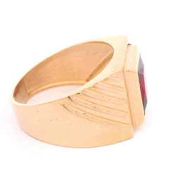 Anillo de Oro Amarillo 18K Sello Tallado Lateral con Piedra Fucsia Rectangular