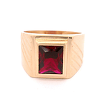 Anillo de Oro Amarillo 18K Sello Tallado Lateral con Piedra Fucsia Rectangular