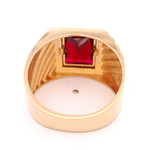 Anillo de Oro Amarillo 18K Sello Tallado Lateral con Piedra Fucsia Rectangular