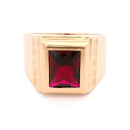 Anillo de Oro Amarillo 18K Sello Tallado Laterales con Piedra Fucsia Rectangular