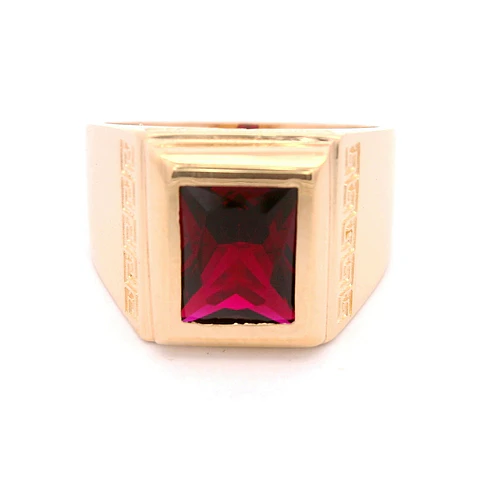 Anillo de Oro Amarillo 18K Sello Tallado Laterales con Piedra Fucsia Rectangular