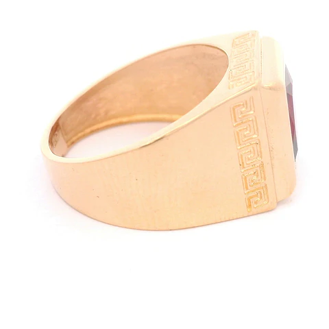 Anillo de Oro Amarillo 18K Sello Tallado Laterales con Piedra Fucsia Rectangular