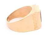 Anillo de Oro Amarillo 18K Sello Tallado Laterales con Piedra Fucsia Rectangular