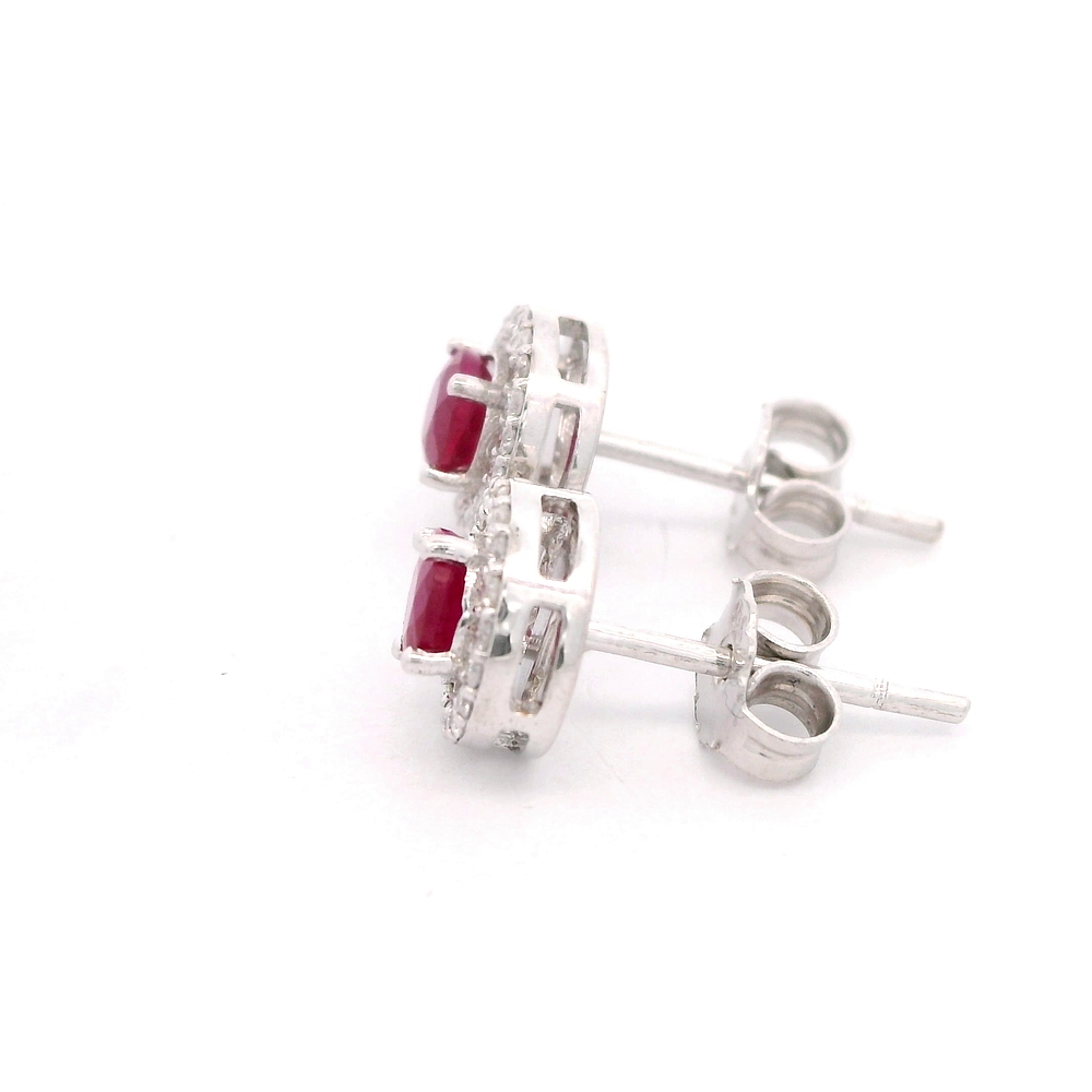 Aros de Oro Blanco 18K Halo con Diamantes y Rubí Sintético