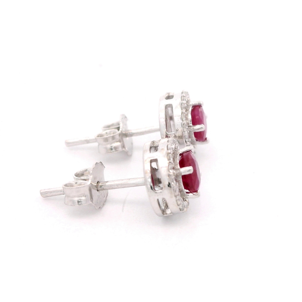 Aros de Oro Blanco 18K Halo con Diamantes y Rubí Sintético