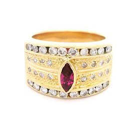 Anillo de Oro Amarillo 18K Semi Bombé con Diamantes y Rubí Marquise Central