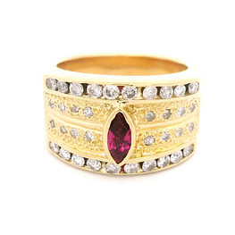 Anillo de Oro Amarillo 18K Semi Bombé con Diamantes y Rubí Marquise Central