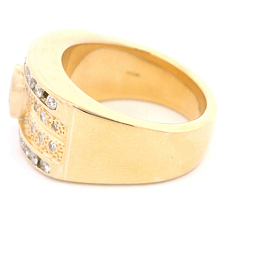 Anillo de Oro Amarillo 18K Semi Bombé con Diamantes y Rubí Marquise Central
