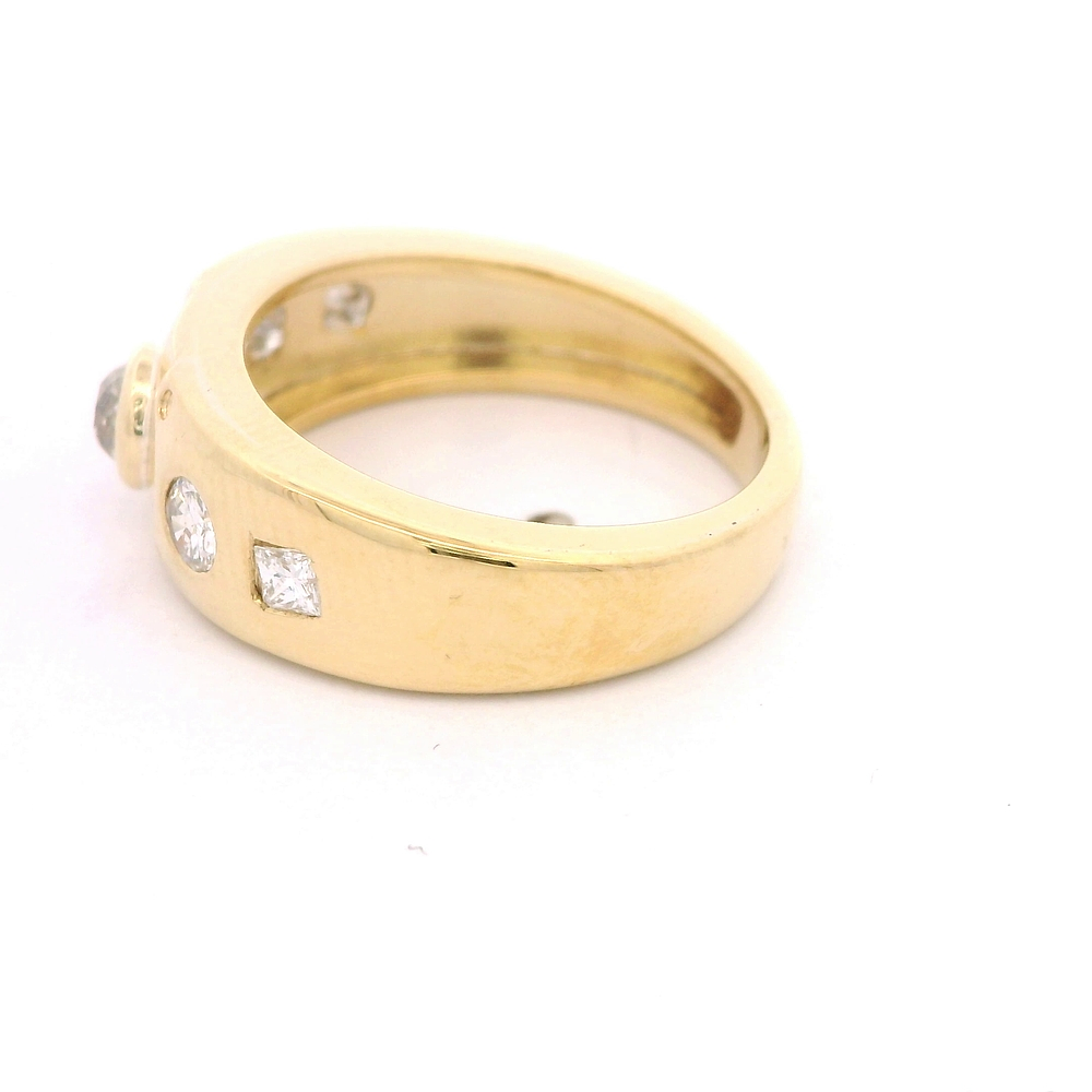Anillo de Oro Amarillo 18K Semi Bombé con Diamantes y Diamante Corte Antiguo