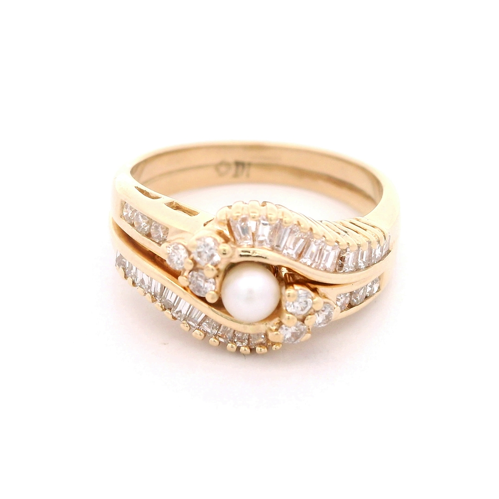 Anillo de Oro Amarillo 14K Ondulado con Diamantes y Perla Central