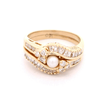 Anillo de Oro Amarillo 14K Ondulado con Diamantes y Perla Central