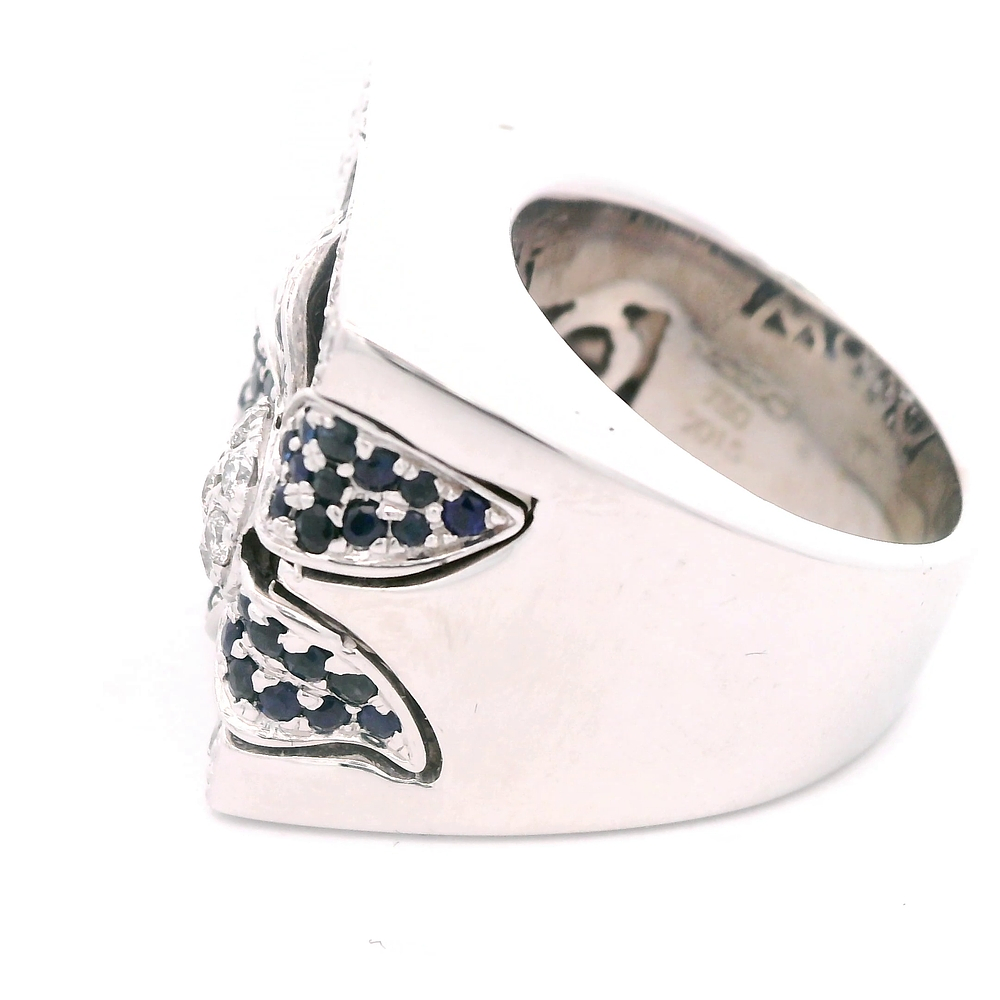 Anillo de Oro Blanco 18K Sello Rectangular Rodinado con Diamantes y Piedras Azules