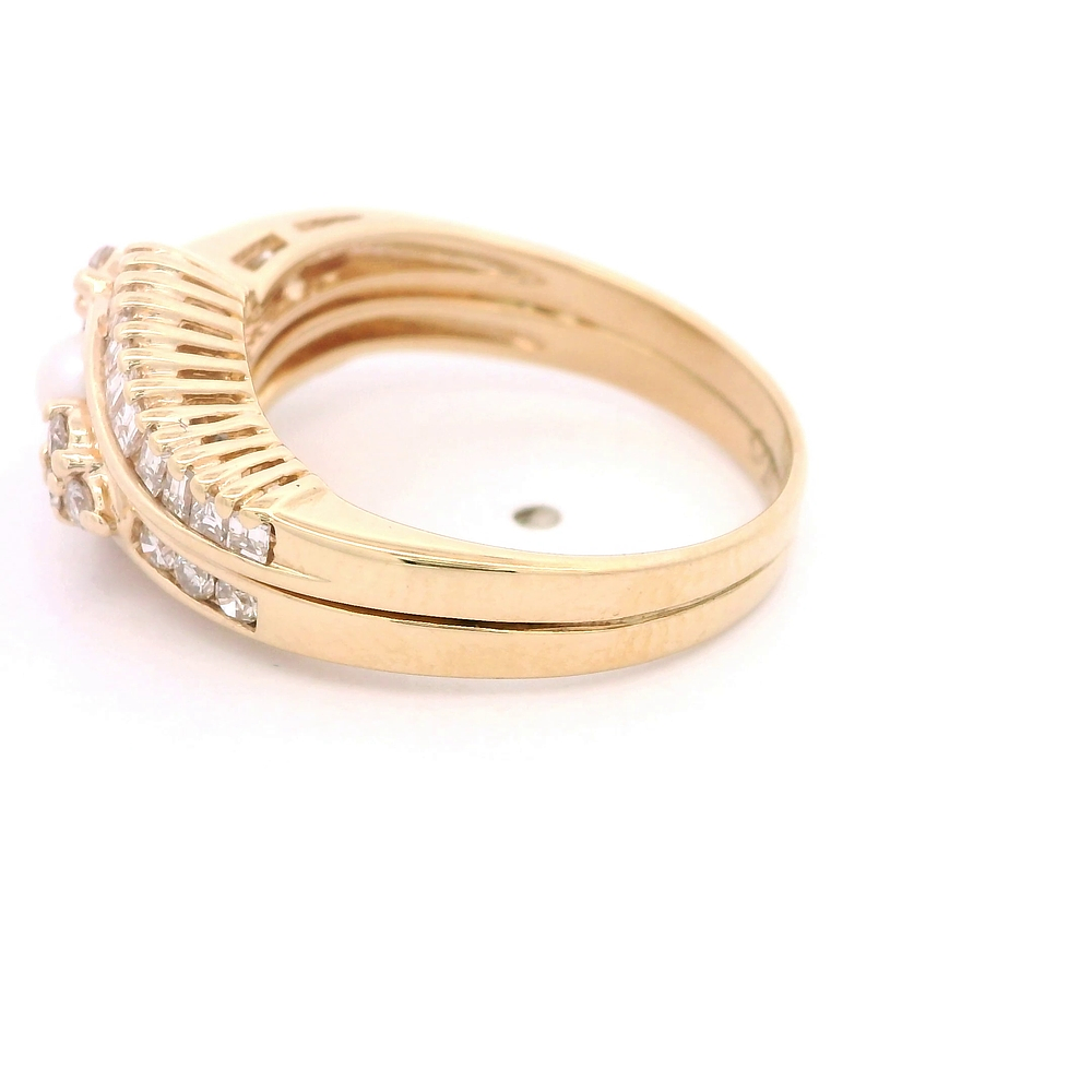Anillo de Oro Amarillo 14K Ondulado con Diamantes y Perla Central