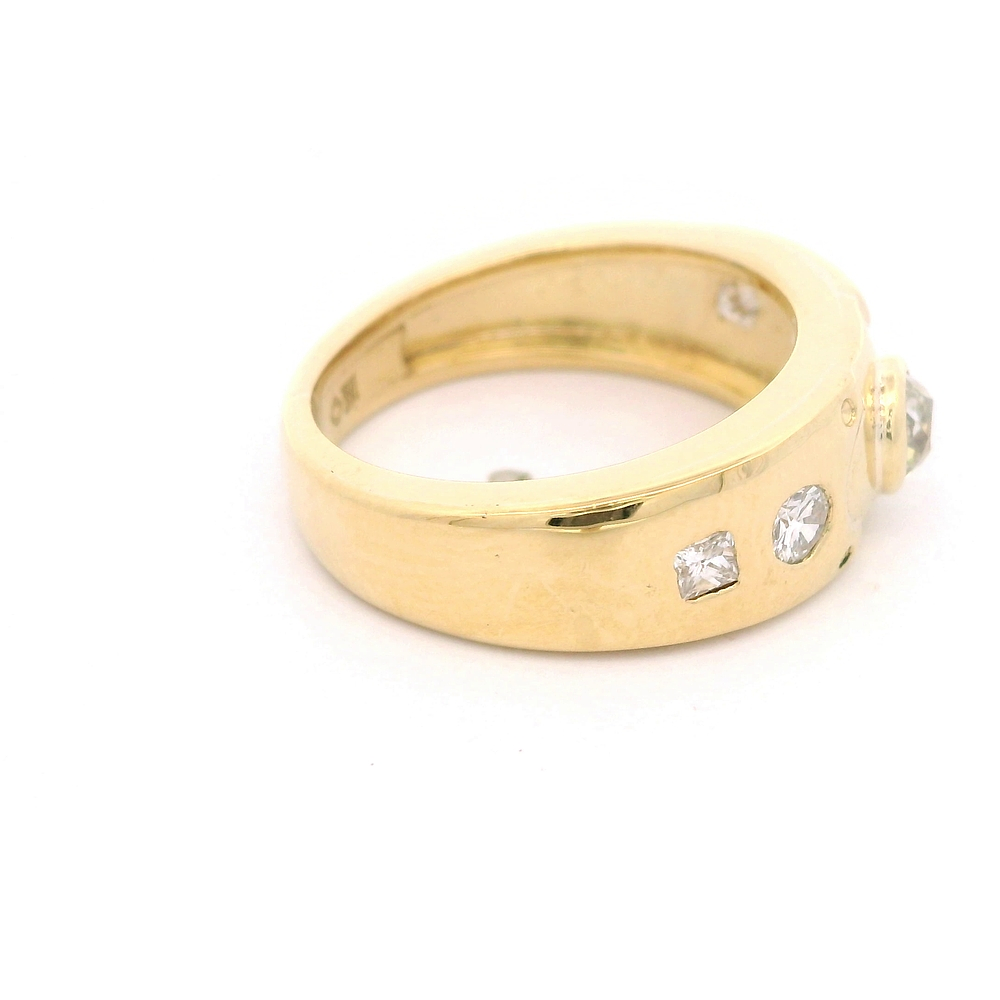 Anillo de Oro Amarillo 18K Semi Bombé con Diamantes y Diamante Corte Antiguo