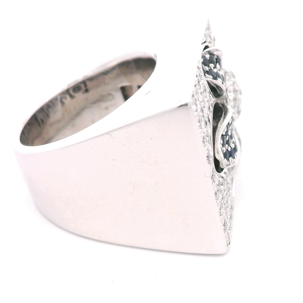 Anillo de Oro Blanco 18K Sello Rectangular Rodinado con Diamantes y Piedras Azules