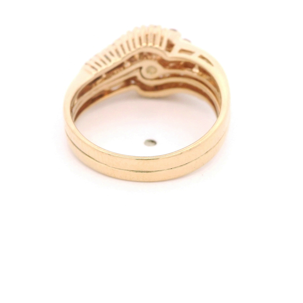 Anillo de Oro Amarillo 14K Ondulado con Diamantes y Perla Central