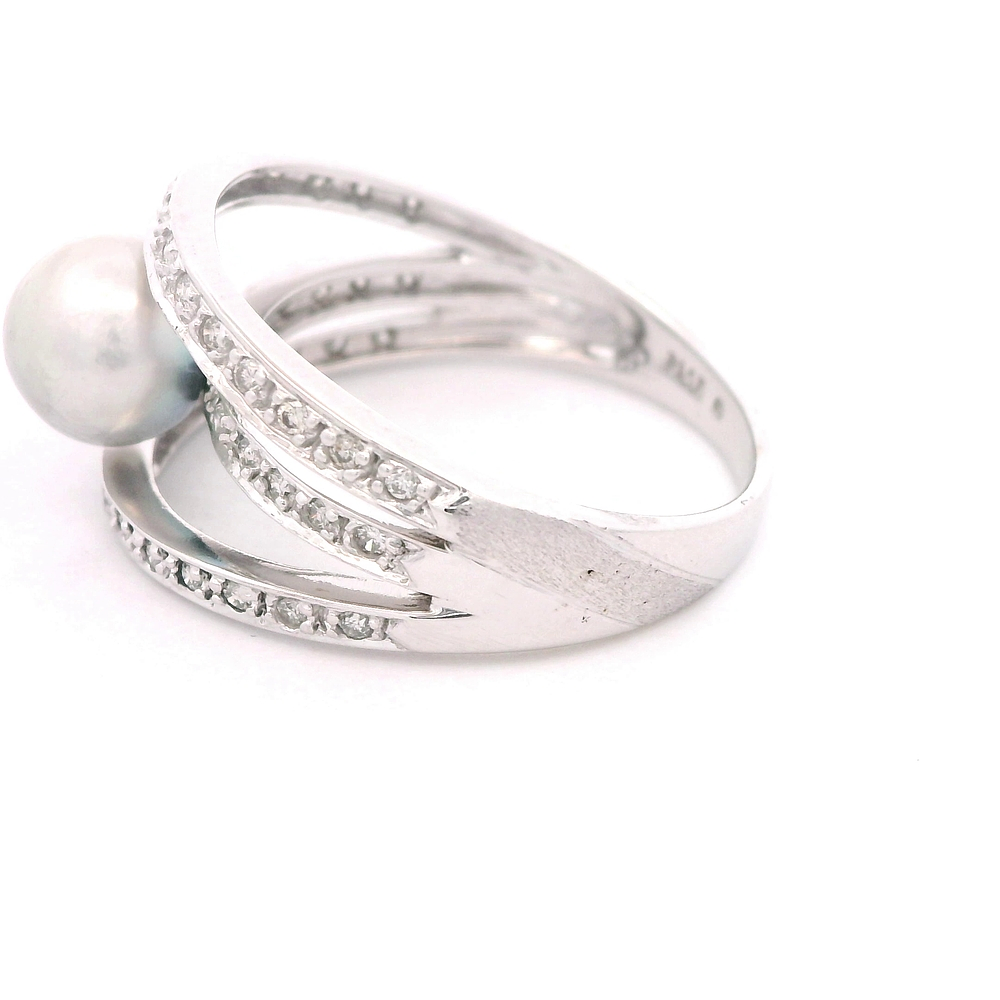 Anillo de Oro Blanco 14K Cintillo Tres Hileras Calado Rodinado con Diamantes y Perla Central