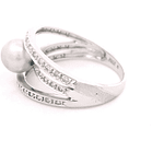 Anillo de Oro Blanco 14K Cintillo Tres Hileras Calado Rodinado con Diamantes y Perla Central