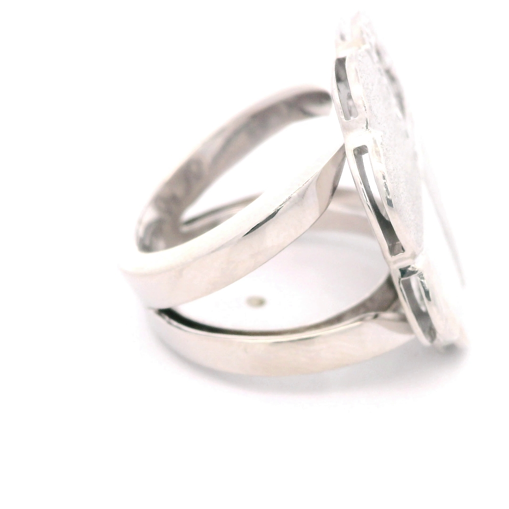 Anillo de Oro Blanco 18K Flor Trébol Mateada Calada con Diamantes