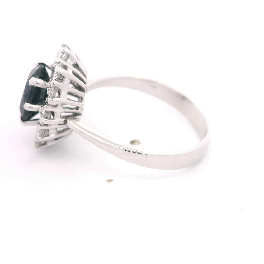 Anillo de Oro Blanco 18K Rosetón Rodinado con Diamantes y Piedra Azul Central