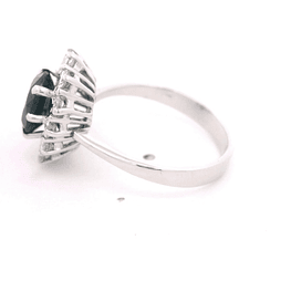 Anillo de Oro Blanco 18K Rosetón Rodinado con Diamantes y Piedra Azul Central