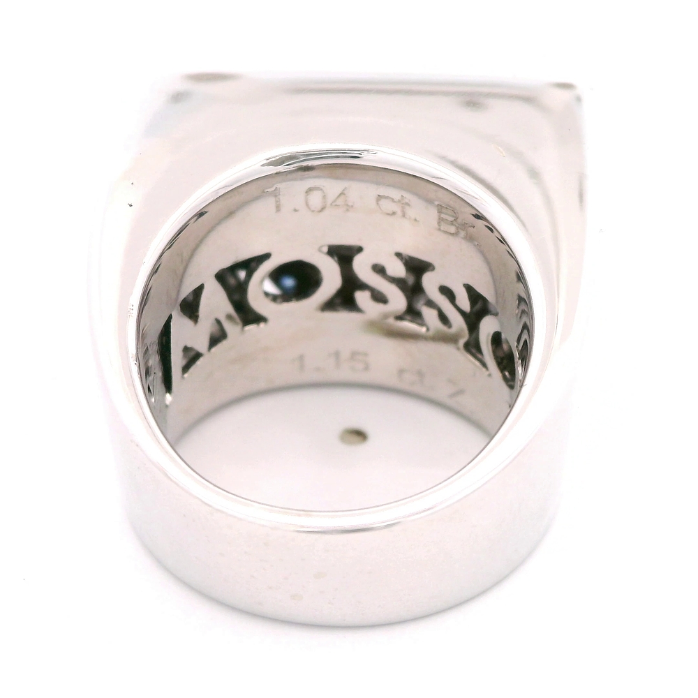 Anillo de Oro Blanco 18K Sello Rectangular Rodinado con Diamantes y Piedras Azules