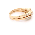 Anillo de Oro Amarillo 14K Ondulado con Diamantes y Perla Central