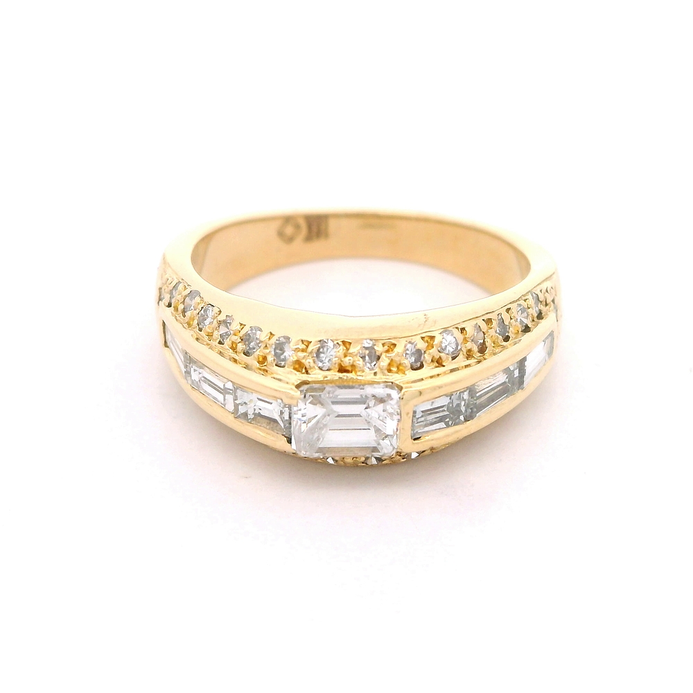 Anillo de Oro Amarillo 18K Semi Bombé con Líneas y Diamantes