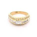 Anillo de Oro Amarillo 18K Semi Bombé con Líneas y Diamantes