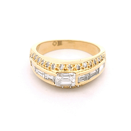 Anillo de Oro Amarillo 18K Semi Bombé con Líneas y Diamantes