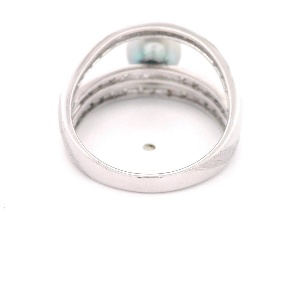 Anillo de Oro Blanco 14K Cintillo Tres Hileras Calado Rodinado con Diamantes y Perla Central