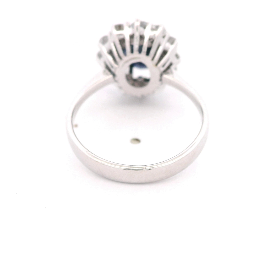 Anillo de Oro Blanco 18K Rosetón Rodinado con Diamantes y Piedra Azul Central