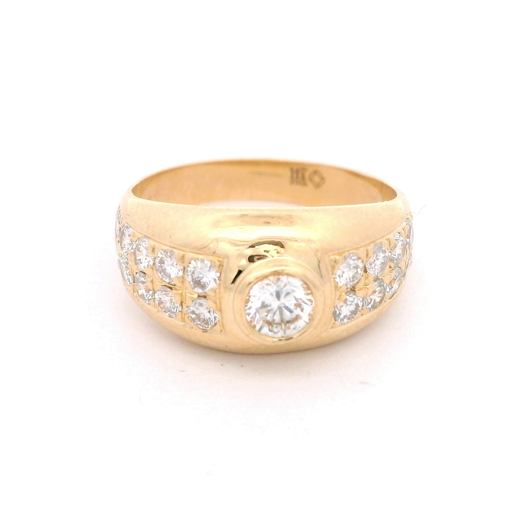 Anillo de Oro Amarillo 18K Semi Bombé con Diamantes y Diamante Central