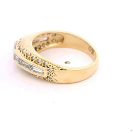 Anillo de Oro Amarillo 18K Semi Bombé con Líneas y Diamantes