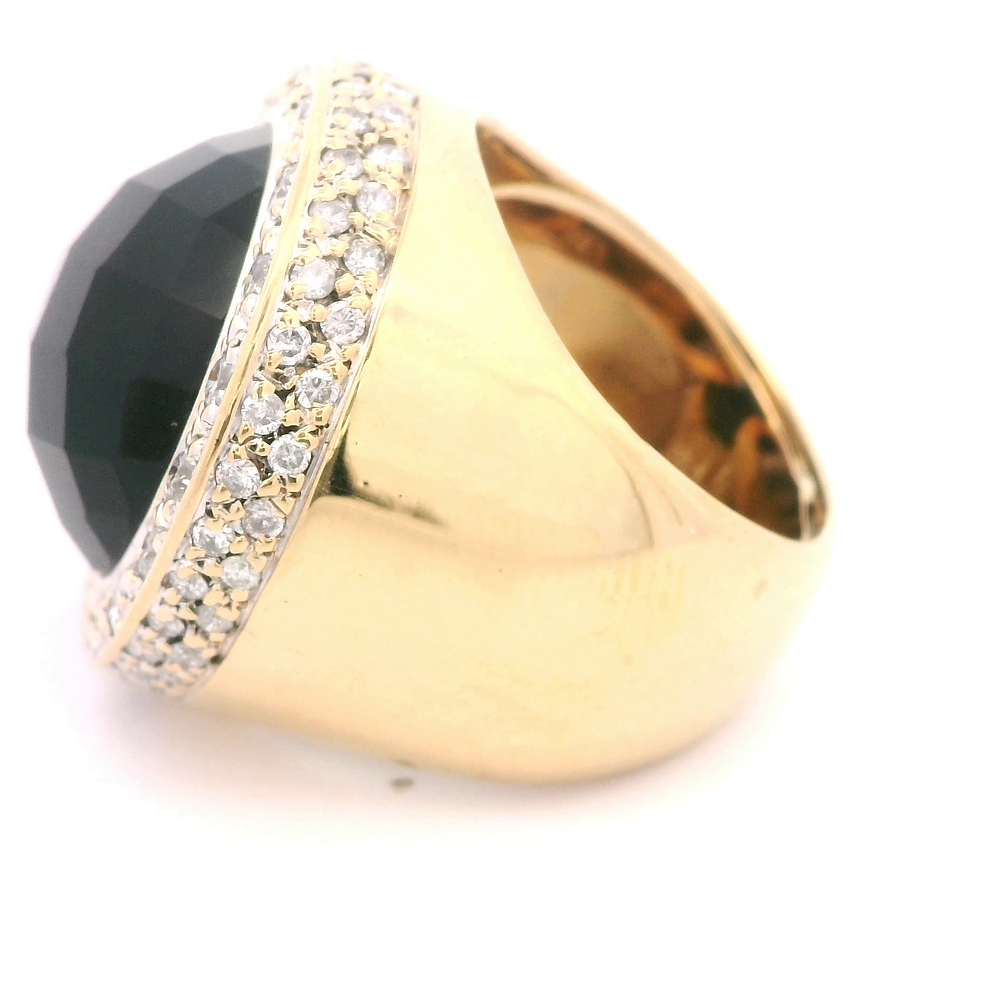 Anillo de Oro Amarillo 18K Sello Circular con Diamantes y Piedra Negra Central